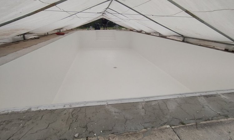 Pose et installation de membrane armée Sopremapool Premium Blanc à Die dans la Drôme